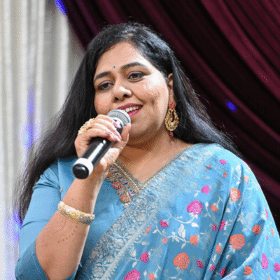 Rang-e-Mohabbat female singer performing on stage