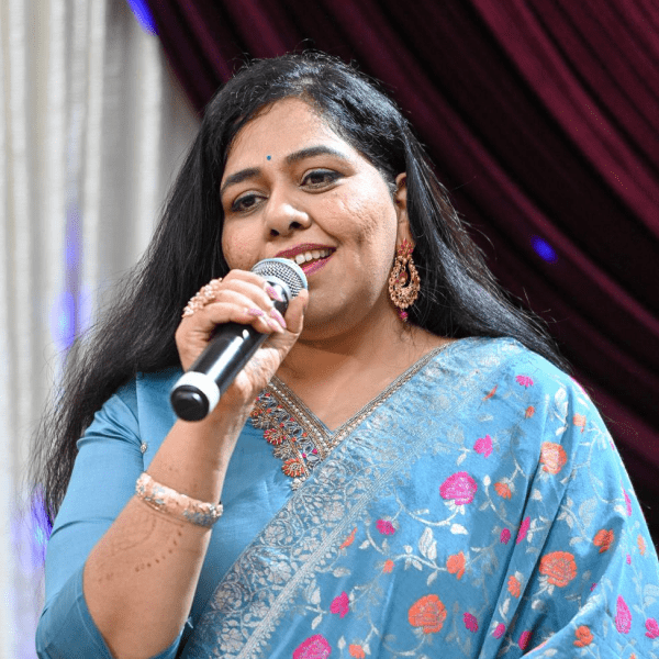 Rang-e-Mohabbat female singer performing on stage