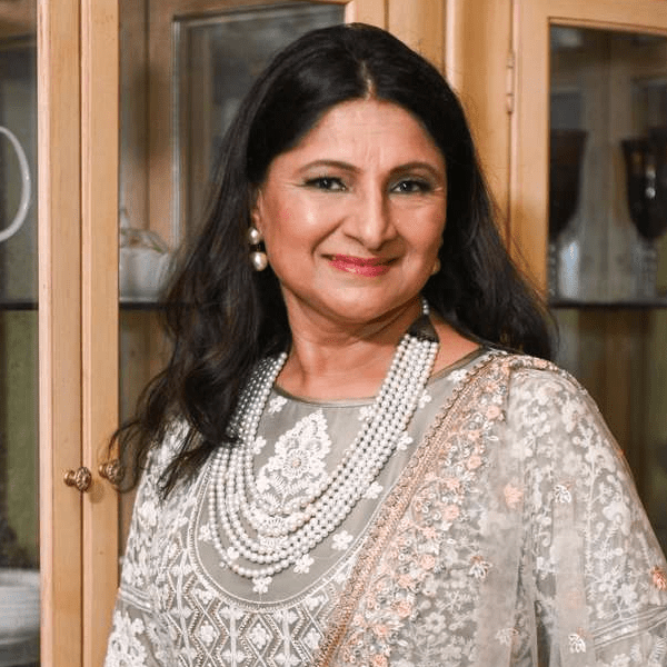 Rang-e-Mohabbat female artist traditional portrait