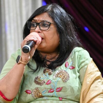 Rang-e-Mohabbat female singer performing live with microphone