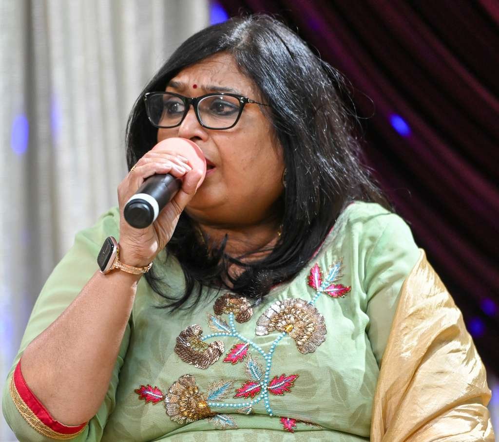 Rang-e-Mohabbat female singer performing live with microphone