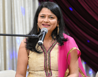Rang-e-Mohabbat female host or singer at cultural evening