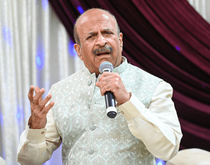 Rang-e-Mohabbat male singer addressing audience