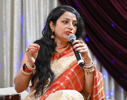 Rang-e-Mohabbat female vocalist speaking during live event
