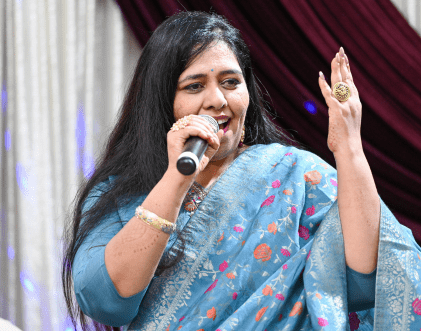 Rang-e-Mohabbat female singer performing emotional ghazal on stage