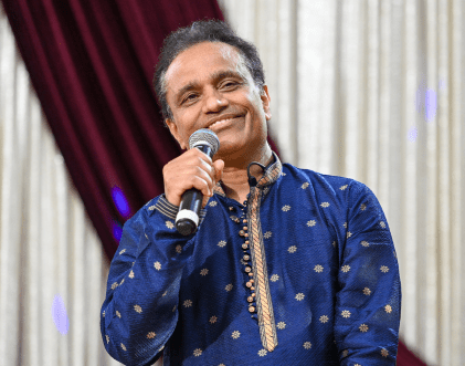 Rang-e-Mohabbat male ghazal singer performing at intimate mehfil