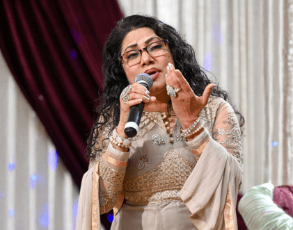 Female classical singer during mehfil – Rang-E-Mohabbat