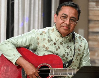 Rang-e-Mohabbat singer playing guitar at live classical music event