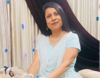 Female performer at intimate music mehfil – Rang-E-Mohabbat